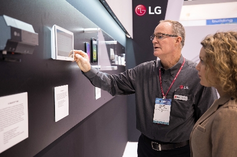 LG전자가 현지시간 22일 美 시카고에서 열린 ‘AHR 엑스포 2018’에서 공조 솔루션을 소개하고 있다.(사진=LG전자)