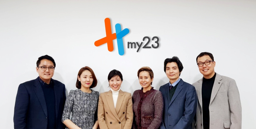 ㈜마이23 헬스케어로 알파에이징 시대를 열어갈 임원(왼쪽부터 조성민 운영이사, 윤지혜 이사, 함시원 대표이사, 김민정 기획이사, 권용현 연구소)과 유석호 한국 M&A센터 대표이사. (사진=마이23 헬스케어)