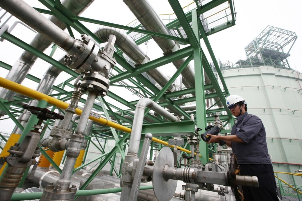 한국가스공사 직원이 안전점검 및 가스누출여부를 검사하고 있다.(사진=한국가스공사)