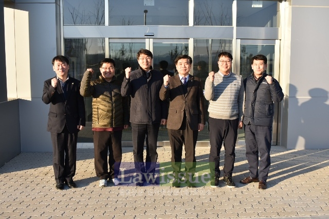 앙병곤 소장(왼쪽세번째)이 김수진 지부장, 나석현 과장 등 직원들과 기념촬영을 하고있다.(사진=한국법무보호복지공단 경북지부)