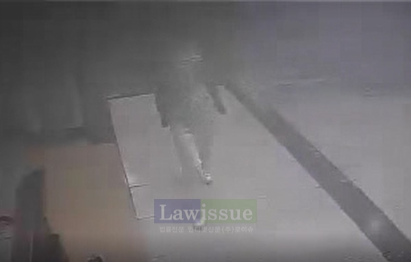 세종병원 응급실 내부가 연기에 휩싸이고 있다.(동영상캡처 사진=경남지방경찰청)