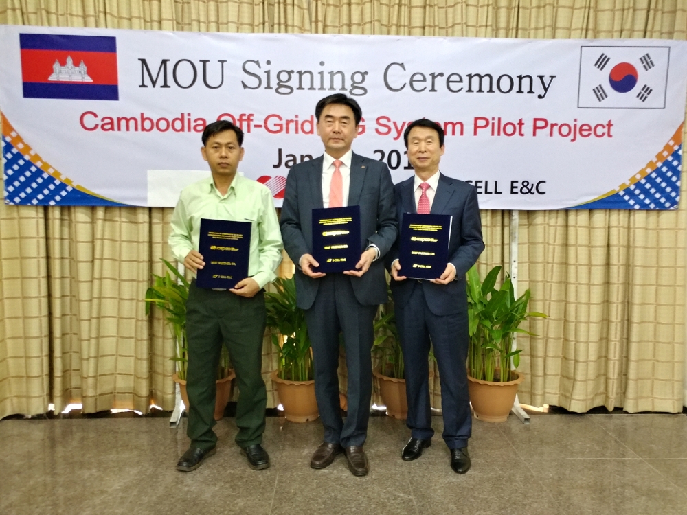 캄보디아 폴 사반디 BPC사장, 한국전력 중소벤처지원처 황광수 동반성장실장. 아이셀이앤씨 이인식 대표이사. (사진= 한국전력)