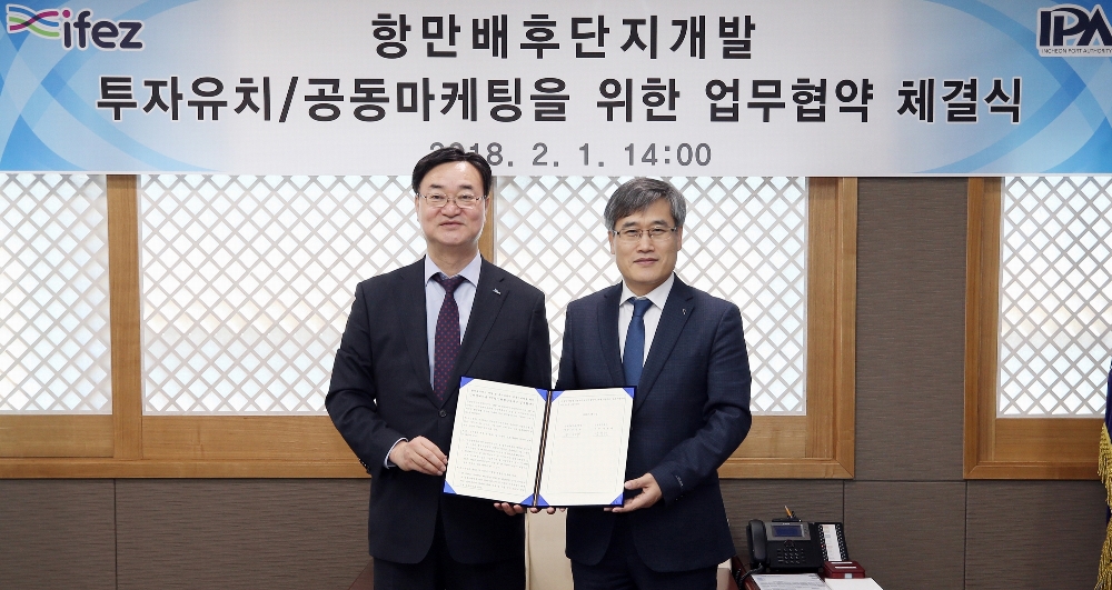 1일 인천항만공사 남봉현 사장(왼쪽)과 김진용 인천경제자유구역 청장(오른쪽)이 업무협약을 체결하고 있다.(사진=인천항만공사)