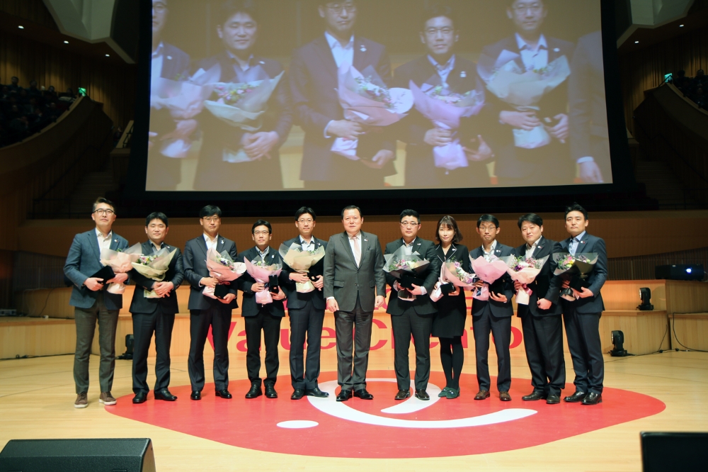 롯데는 2일 잠실 롯데콘서트홀에서 롯데 각 계열사 팀장 2,000여 명이 참석한 가운데 ‘2018 팀장 콘퍼런스’를 개최했다. 이날 진행된 올해의 팀장 시상식에서 수상한 팀장들과 롯데지주 황각규 대표이사(사진 가운데)가 기념촬영을 하고 있다.(왼쪽부터)롯데백화점 김갑준 팀장, 롯데마트 정재봉 팀장, 롯데케미칼 신승환 팀장, 롯데첨단소재 신승식 팀장, 롯데제과 조경운 팀장, 롯데지주 황각규 대표이사, 대홍기획 박승규 팀장, 롯데건설 이정민 팀장, 롯데물산 최영 팀장, 롯데렌탈 구범석 팀장, 롯데카드 김병준 팀장