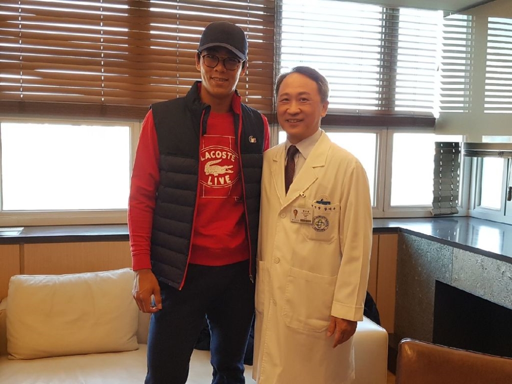 테니스의 정현 선수가 지난달 29일 건국대병원을 찾아 정밀 검진을 받았다. 왼쪽부터 정현 선수,건국대병원 황대용 병원장