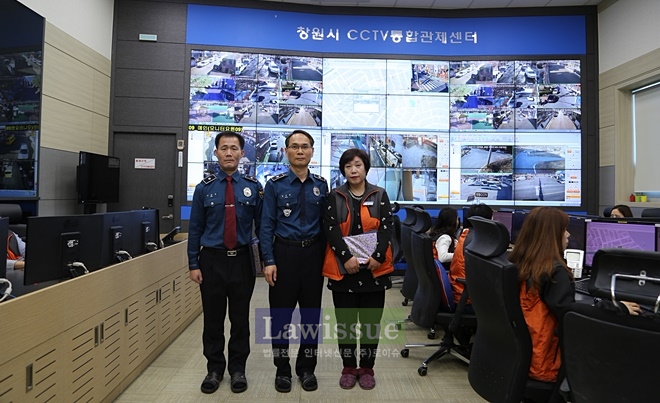 남구준 서장(가운데)이 창원시 CCTV통합관제센터 직원과 근무경찰관에게 감사장을 전달하고 기념촬영을 하고 있다.(사진=창원중부경찰서)