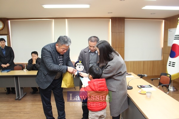 유족에게 경찰인형과 성금을 전달하며 위로하고 있다.(사진=울산지방경찰청)