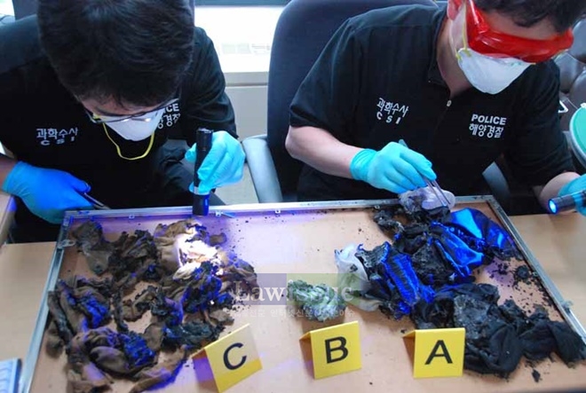 과학수사를 하고 있는 모습.(사진=남해지방해양경찰청)