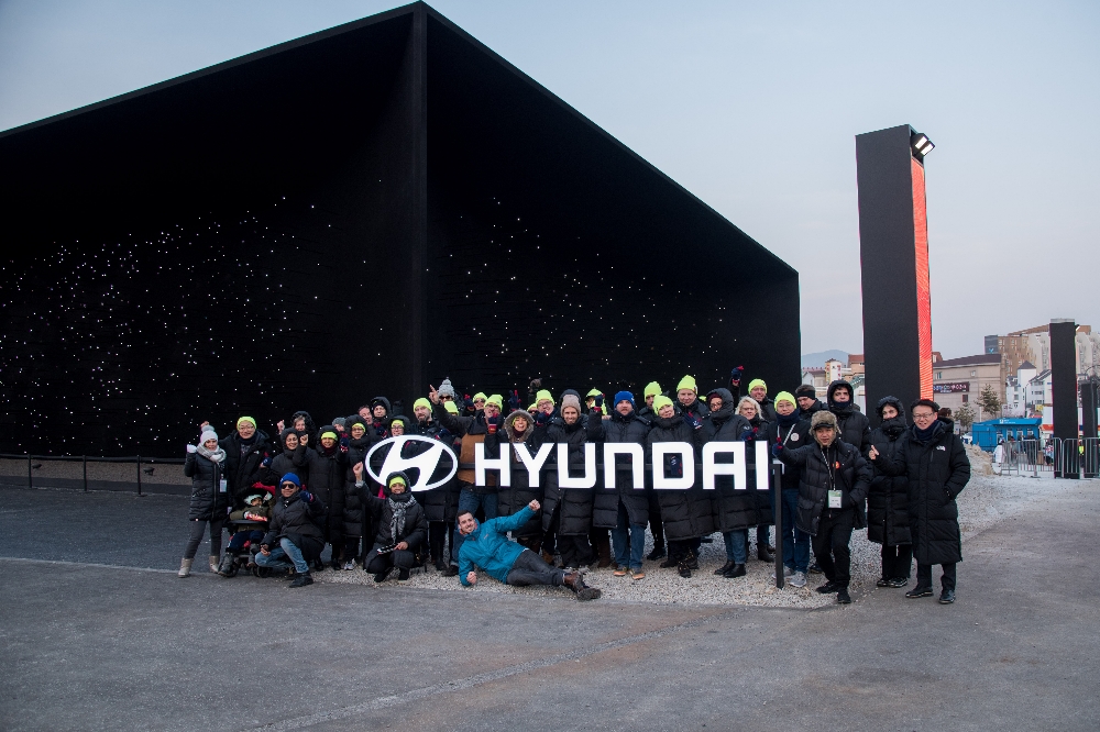 행사 참가자들이 평창 올림픽 플라자 내 현대자동차 브랜드 체험관 ‘현대자동차 파빌리온’ 앞에서 찍은 단체사진.(사진=현대자동차)