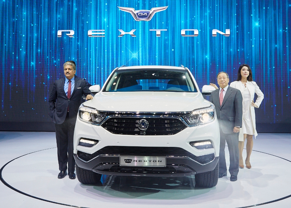 마힌드라 총괄회장(사진 왼쪽)이 지난 2017년 3월 30일 서울모터쇼에서 쌍용자동차 최종식 대표이사와 함께 이날 세계 최초로 공개한 G4 렉스턴 옆에서 포즈를 취하고 있다.(사진=쌍용자동차)