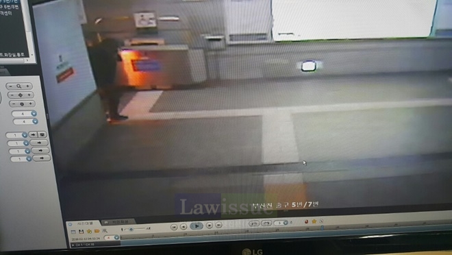 종이박스에 불을지르는 모습.(사진=부산지방경찰청)