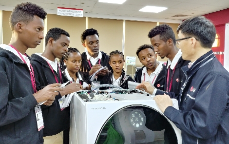 LG전자는 11일부터 일주일간 에티오피아 학생 7명을 두바이서비스법인에 초청해 연수 기회를 제공하고 있다. 학생들이 LG 시그니처 세탁기에 대한 설명을 듣고 있다. (사진=LG전자)