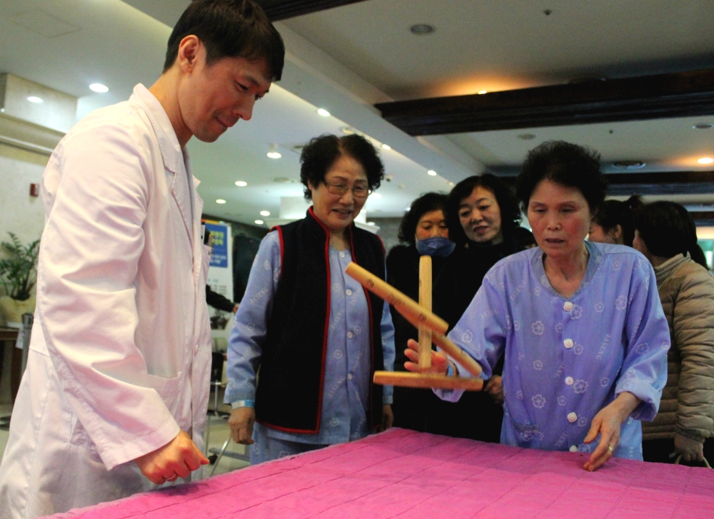 대전자생한방병원 의료진과 환자들이 윷놀이를 즐기고 있다. (대전=자생한방병원)
