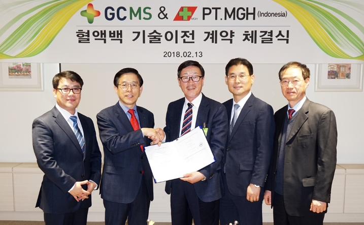 왼쪽 두 번째부터 김영필 GC녹십자엠에스 대표와 조인제 PT.MITRA GLOBAL HANINDO 회장이 13일 경기도 용인에 위치한 GC녹십자엠에스 본사에서 혈액백 제조 기술 이전 및 공급 계약을 체결한 후 기념 사진을 찍고 있다. (사진=GC녹십자엠에스)