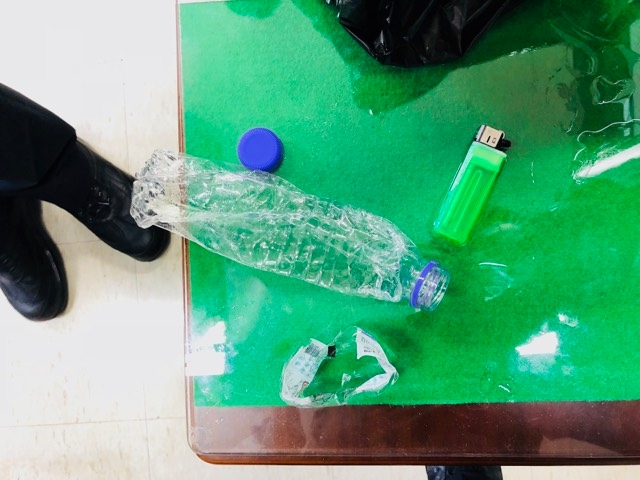 액체가 담긴 페트병과 라이터.(사진=부산지방경찰청)