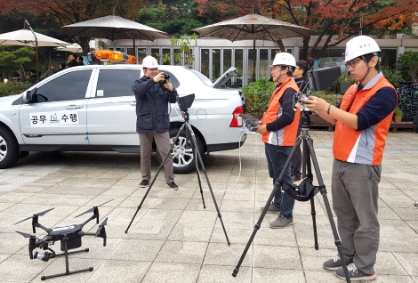 서초구청 관계자들이 소방훈련에 앞서 드론 작동을 확인하고 있는 모습. (사진=LG유플러스)