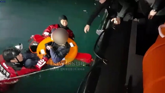 백운포 해상 추락 익수자를 구조하고 있다.(사진=부산해양경찰서)