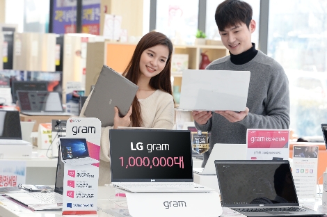 LG전자 모델들이 LG 베스트샵 매장에서 LG 그램을 살펴보고 있다. (사진=LG전자)
