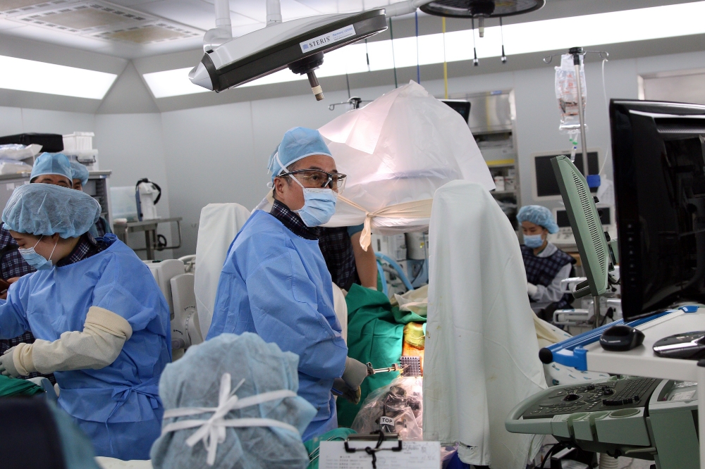 브라키테라피 수술하고 있는 비뇨의학과 박동수 교수 (사진=분당차병원)