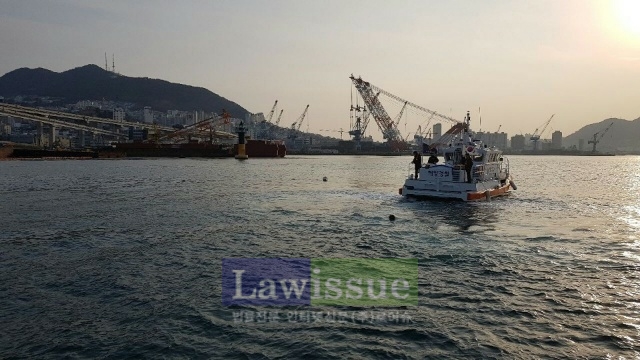 바지선이 침몰한 현장에 해경이 출동해 수습하고있다.(사진=부산해양경찰서)
