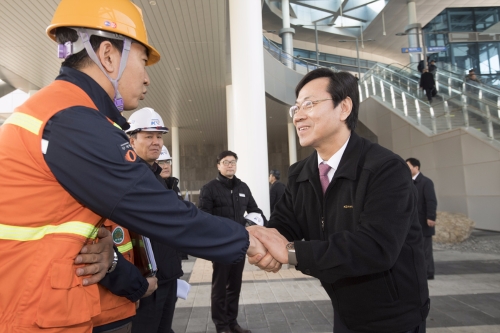 오영식 코레일 사장(사진 오른쪽)이 27일 KTX 포항역 보수공사 현장을 방문해 직원을 격려하고 안전 점검을 시행했다(사진=코레일 제공)
