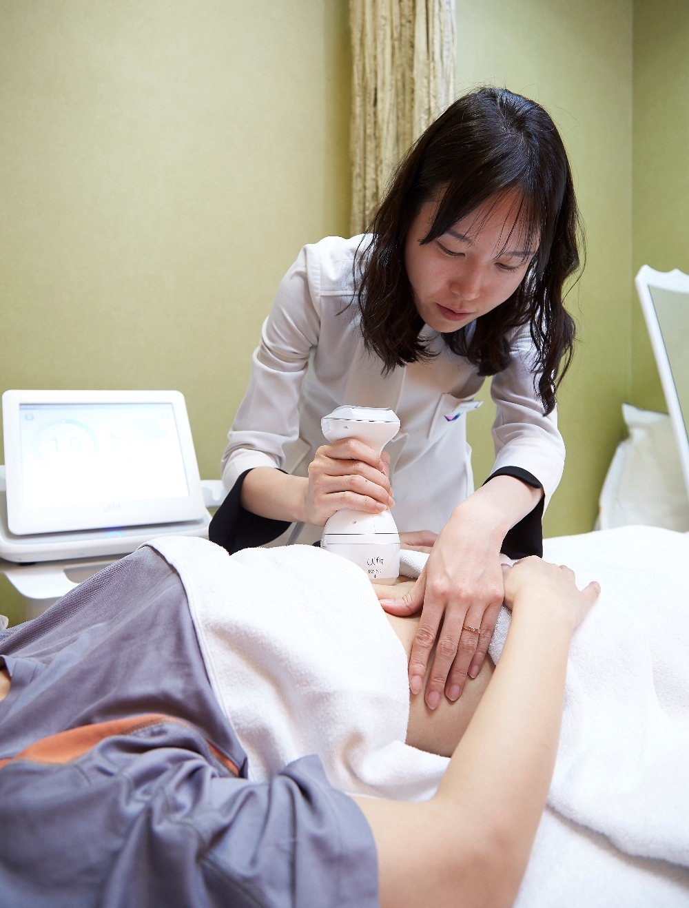 차움 디톡스슬리밍센터 함지희 교수가 울핏 리프팅 시술을 진행하고 있다.(사진=차움)