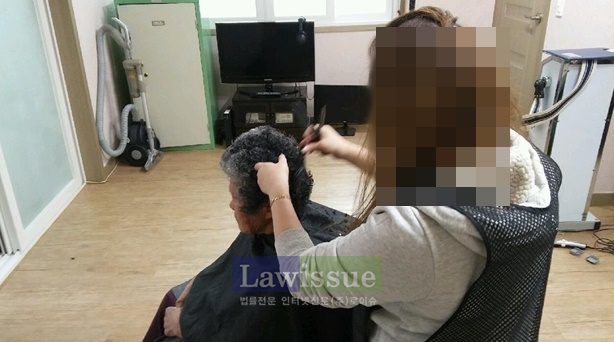 미용특기 사회봉사대상자가 어르신 머리를 손질하고 있다.(사진=대구서부준법지원센터)