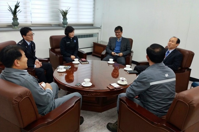이상협 북부산세관장이 관내 철강업체를 방문해 애로사항을 청취하고 있다.(사진=북부산세관)