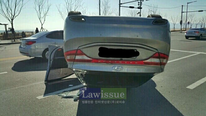 그랜저차량이 전복돼 있다.(사진=부산지방경찰청)