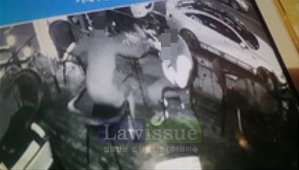 친구의 당첨된 로또 복권을 낚아채가는 모습.(사진=부산지방경찰청)