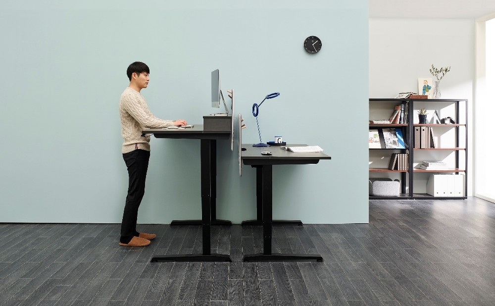 한샘 전동 높이조절 책상 '플러스 모션데스크'.(사진= 한샘)