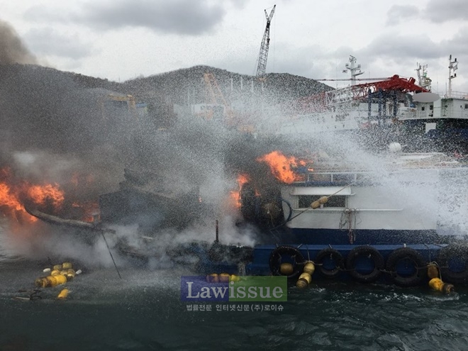 화재선박을 진화하고 있다.(사진=부산해양경찰서)