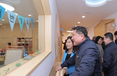 LG디스플레이 CEO 한상범 부회장(우측)이 정다운 어린이집 원장(좌측)과 함께 추가 개원한 어린이집을 둘러보고 있다. (사진=LG디스플레이)