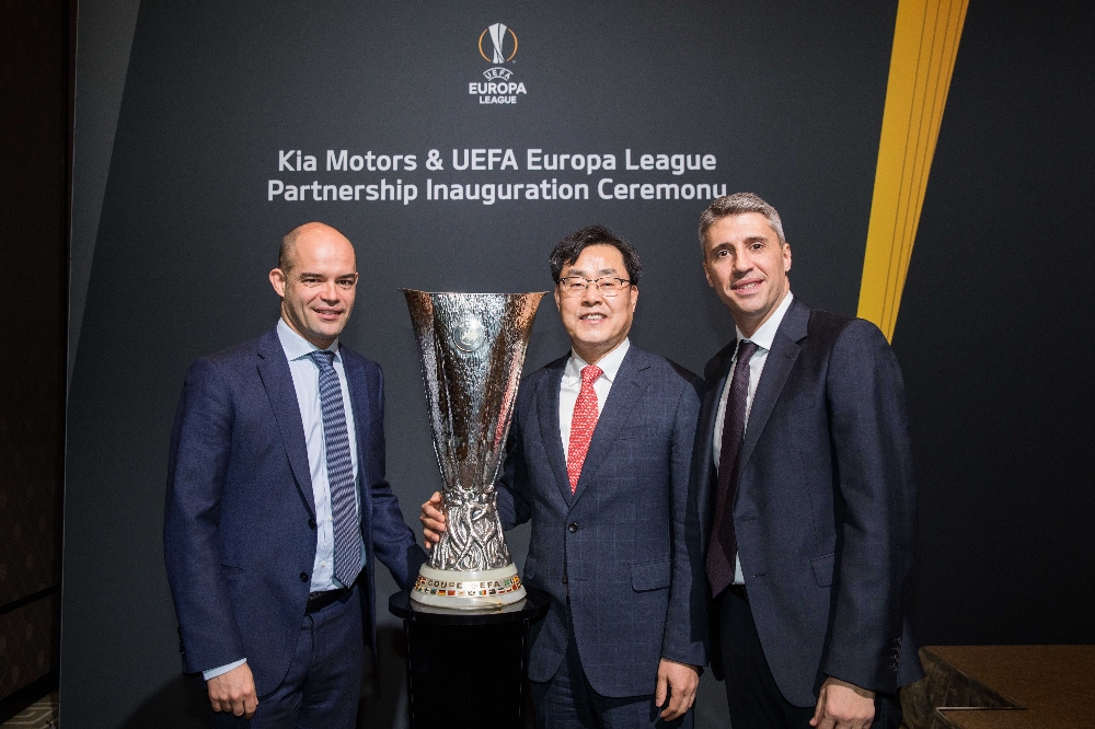 왼쪽부터 UEFA 피터 윌렘스, 기아자동차 조용원 전무, 아르헨티나의 전설적인 축구선수 에르난 크레스포가 ‘기아자동차·UEFA 유로파 리그 공식 후원’ 조인식에서 유로파 리그 우승컵 앞에서 기념 촬영을 하고 있는 모습.(사진=기아자동차)