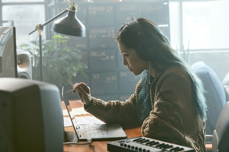 싱어송라이터 헤이즈가 '삼성 노트북 Pen'을 활용해 작사 작곡하는 모습. (사진=삼성전자)