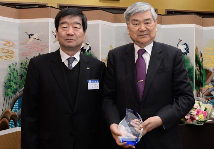 지난 9일 한국방위산업진흥회(방진회) 2018년도 정기총회에서 조양호 한진그룹 회장(우)이 신임 방진회 회장으로 선임된 최평규 S&T그룹 회장(좌)로부터 감사패를 전달 받고 기념촬영을 하고 있다. 조양호 한진그룹 회장은 지난 14년간 11대~15대 방진회 회장을 역임하며 한국방위산업의 발전과 투명성 제고를 이끈 공로로 감사패를 받았다.