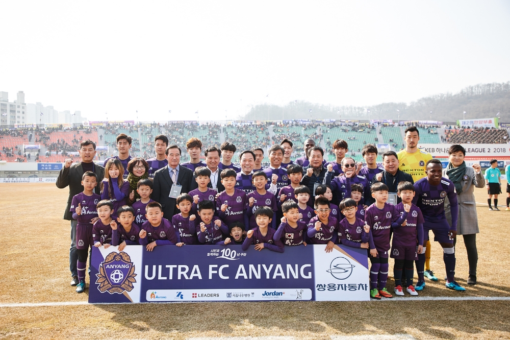 쌍용자동차 최종식 대표이사(사진 셋째줄 오른쪽에서 네 번째), FC 안양 구단주 이필운 안양시장(셋째줄 가운데) 등이 11일 안양종합운동장에서 열린 2018 K리그2 FC 안양 홈개막전에서 FC 안양 선수단과 기념촬영을 하고 있다.(사진=쌍용자동차)