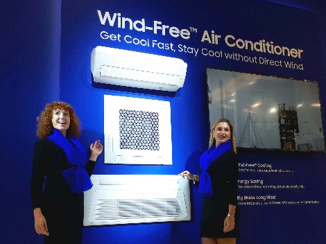  삼성전자 모델들이 이탈리아 밀라노에서 열리는 ‘MCE 2018’에서  무풍냉방 기술을 탑재한 ‘무풍에어컨’ 제품들을 소개하고 있다. (사진=삼성전자)
