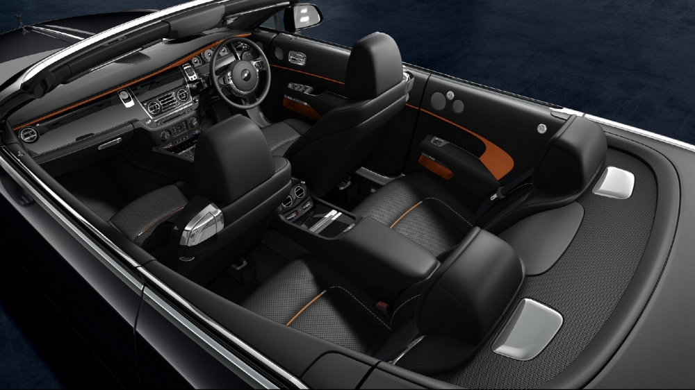 던 블랙 배지 실내.(사진=롤스로이스모터카)