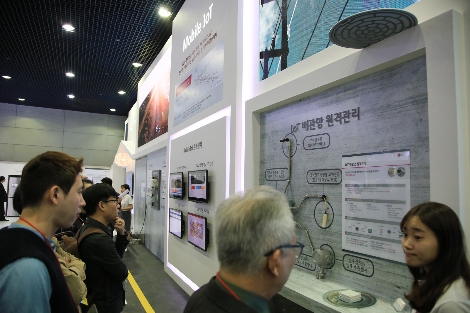 LG유플러스는 21일(수)부터 23일(금)까지 서울 강남 서울무역전시컨벤션센터(SETEC)에서 진행되는 ‘서울국제가스&FC산업전’에서 IoT 서비스를 전시한다고 20일 밝혔다. 사진은 지난해 열린 ‘사물인터넷 국제전시회’ 행사장 모습. (사진=LG유플러스)