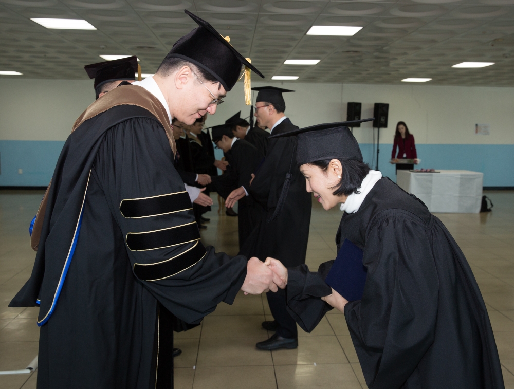 제 17회 정석대학 학위수여식에 참석한 (왼쪽)조원태 대한항공 사장이 학위증서를 전달 후 졸업생과 악수를 하고 있다. (사진=한진그룹)