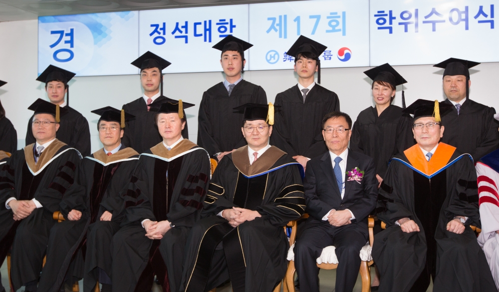 제 17회 정석대학 학위수여식에 참석한 조원태 대한항공 사장(앞줄 오른쪽 세번째), 강두석 정석대학 학장(앞줄 맨 왼쪽), 이강웅 한국항공대학교 총장(앞줄 맨 오른쪽) 등 관계자 및 졸업생들이 기념 사진을 찍고 있다. (사진=한진그룹)