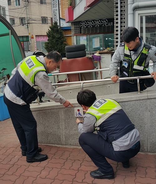 장애인 도움벨을 설치하고 있다.(사진=대구남부경찰서)