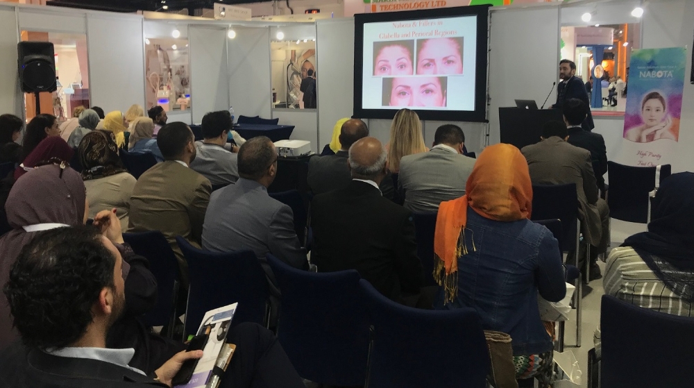 두바이 국제피부미용 컨퍼런스 및 전시회 2018 (Dubai Derma 2018, 이하 두바이더마)’ 에 자체개발 보툴리눔톡신 나보타를 소개했다. 터키 성형외과 전문의 Dr. Ismail Kucuker(이스마일 쿠커커)가 ‘나보타의 특장점 및 나보타를 활용한 최신 시술법을 활용한 치료 방법’ 워크샵 세션을 진행하고 있다.(사진=대웅제약) 
