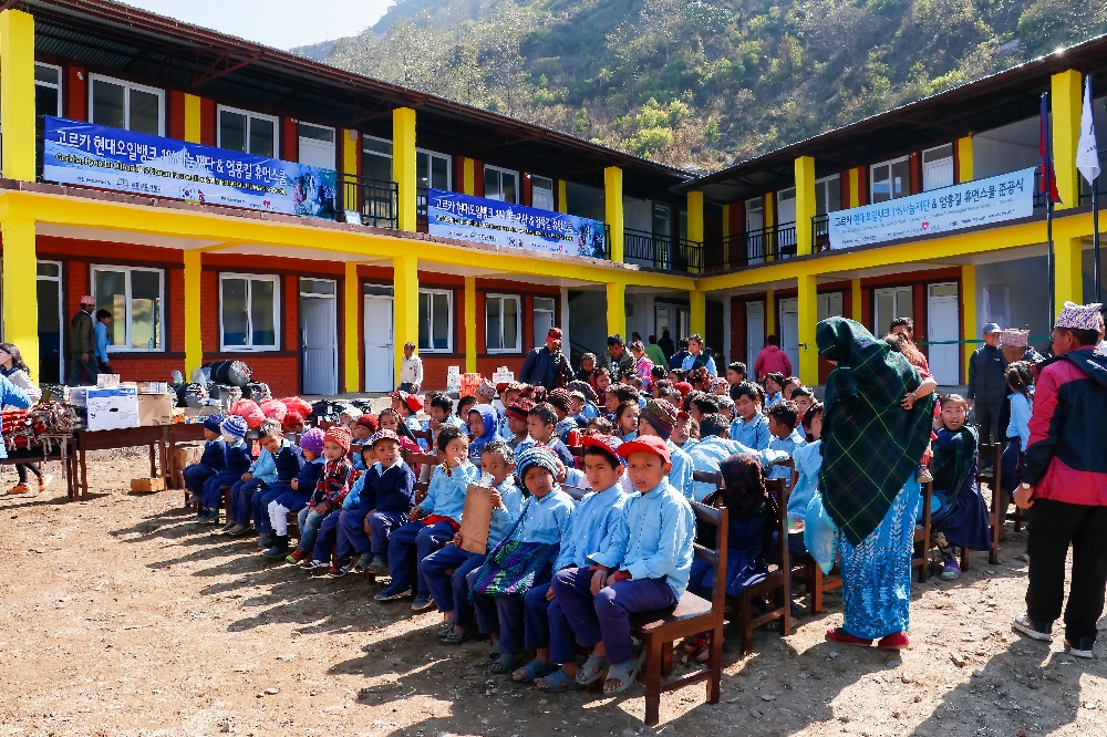 현대오일뱅크 1%나눔재단이 신축한 네팔 고르카 지역 버거워띠 중학교 준공식에 참여한 학생들.(사진=현대오일뱅크)