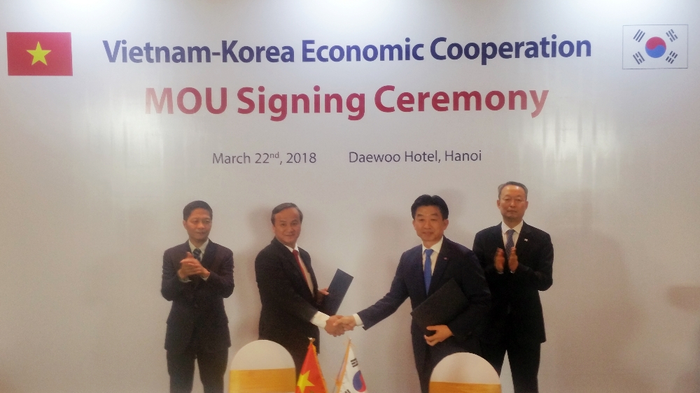 한전KPS 맹동열 사장직무대행(사진 오른쪽에서 두 번째)과 베트남 EVNEPS사 카오민 쭝 사장(사진 왼쪽에서 두 번째)이 사업협력 MOU 체결 후 백운규 산업통상자원부장관(사진 맨 오른쪽)과 쩐 뚜 엉 아잉 베트남 산업무역부장관(사진 맨 왼쪽)이 함께 기념촬영을 하고 있다.(사진=한전KPS)