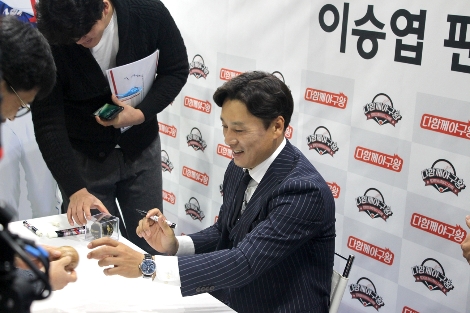 스크린야구왕의 홍보모델인 이승엽 전 선수가 프랜차이즈 창업박람회에서 팬사인회를 진행하고 있는 모습. (사진=스크린야구왕)