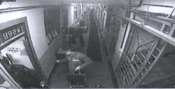 출소하면서 다른 재소자 운동화로 바꿔신고 나가는 모습.(사진=부산지방경찰청)