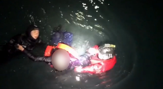 익수자를 구조하고 있다.(사진=부산해양경찰서)