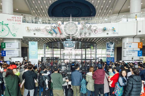 드론클래쉬 토이리그 쇼케이스를 관람 중인 관객들